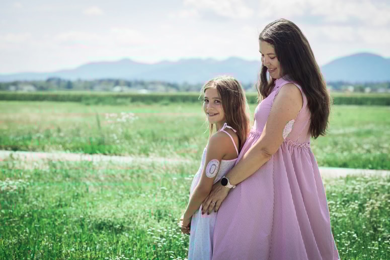 Ana Sova in hčerka Sara senzorje pričvrstita z unikatnimi obliži 2sweet4me