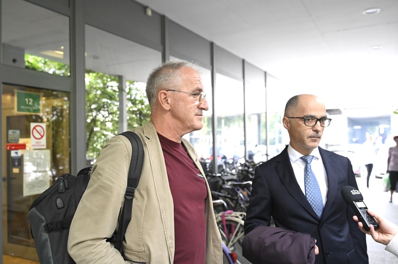 Bojan Veselinovič in njegov odvetnik Jožef Klavdij Novak sta na sodišču nasprotovala zaslišanju treh novinarjev, ki naj bi pričali o tem, kako naj bi bil Veselinovič izvajal mobing nad nekdanjim odgovornim urednikom STA Borutom Meškom, saj niso bili zaposleni na STA. 