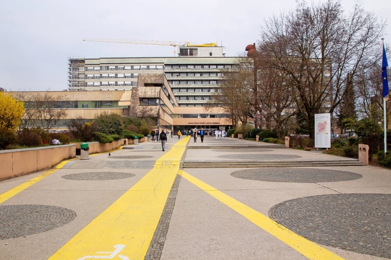 V ljubljanskem kliničnem centru so očitke iz tožbe mlade Primorke ves čas zanikali, na sodišču so trdili, da so pri zdravljenju ravnali pravilno in ukrepali skladno z medicinsko doktrino. 