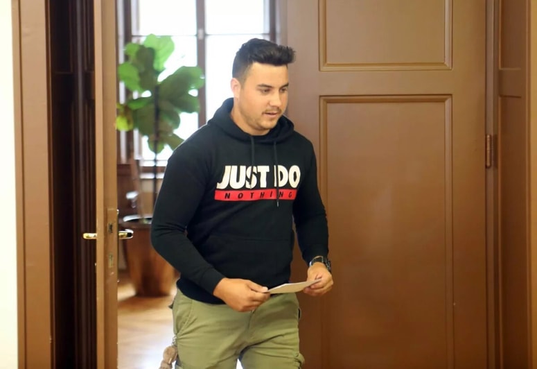 Rok Klenovšek je na sodišče prišel sam, brez odvetnika. 