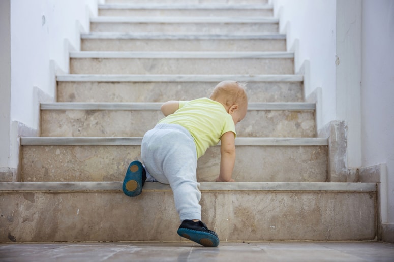 Ne le za starejše, gladke površine so lahko nevarne tudi pri prvih korakih.
