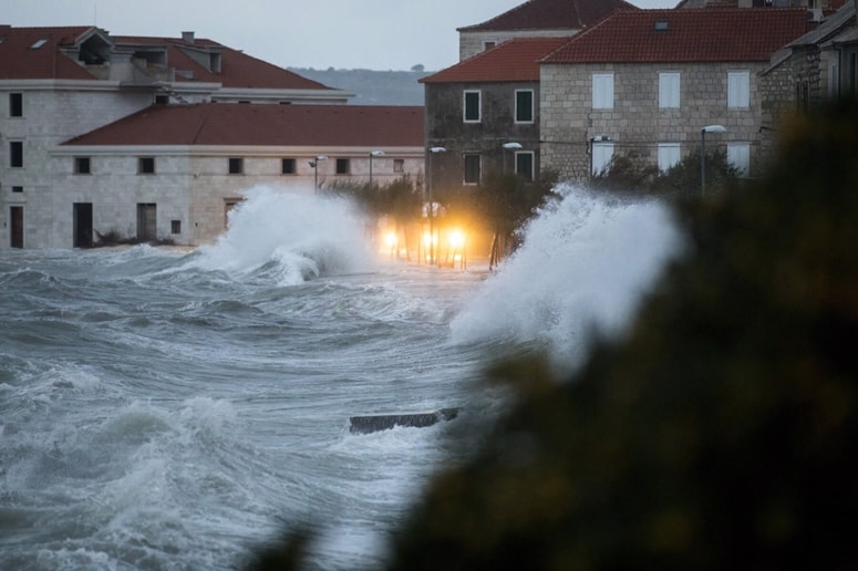 Hrvaška obala je te dni zelo drugačna od prizorov na razglednicah. 