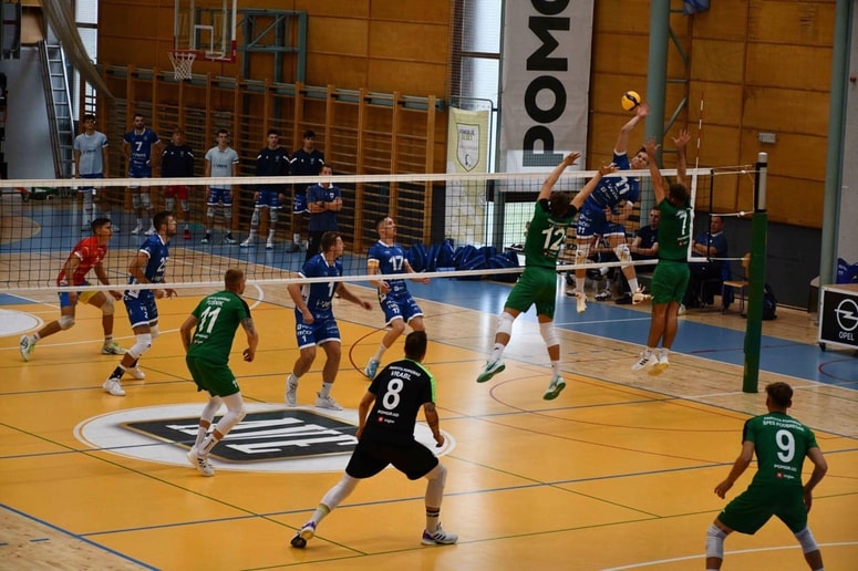 Ekipa gostiteljev turnirja (v zelenem) je v finalu klonila proti mariborskim odbojkarjem. 