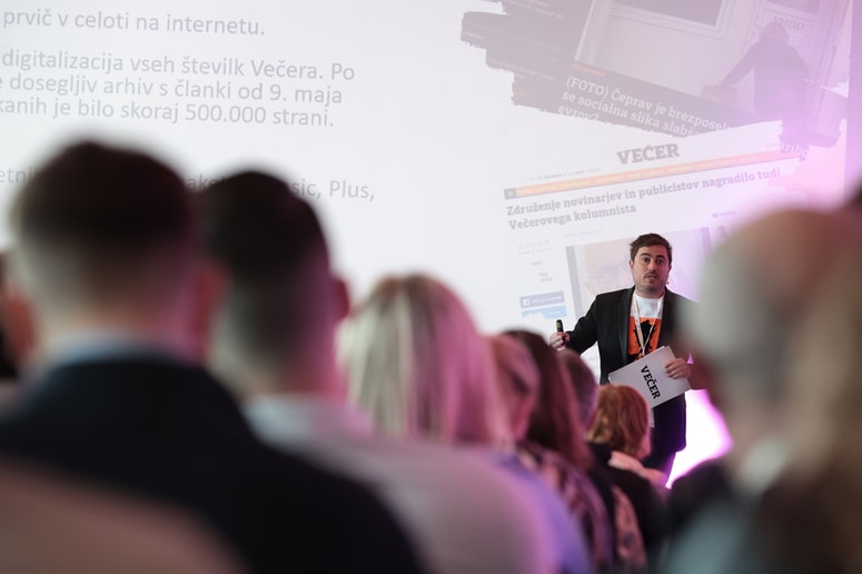 Marca je na Digitalnem laboratoriju odgovorni urednik Večera Matija Stepišnik predstavil, kako poteka digitalizacija v medijih.