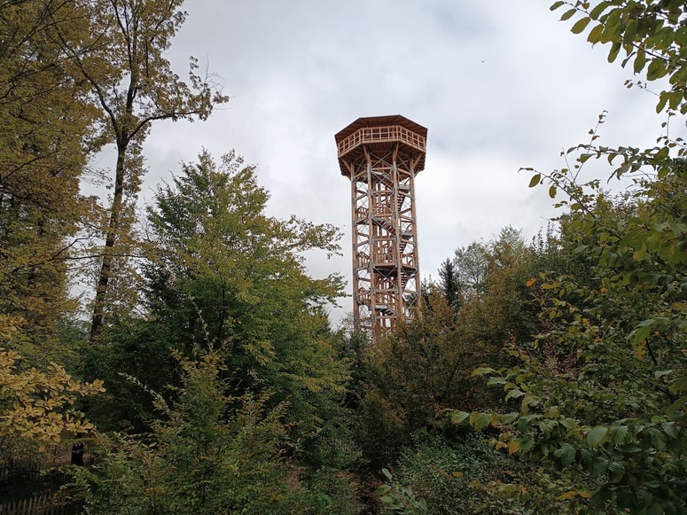 Četrti slatinski stolp stoji na posesti Pomona. 