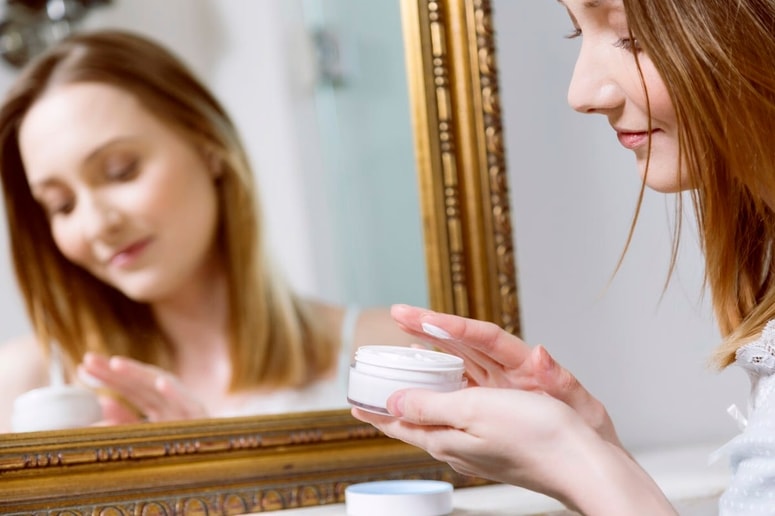 Učinkovitost kreme za obraz lahko povečate tako, da najprej na obraz nanesete vlažilni serum. 