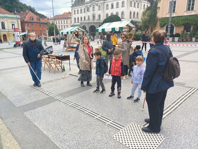 Preizkus v hoji z belo palico in z zakritimi očmi na poligonu iz taktilnih oznak 