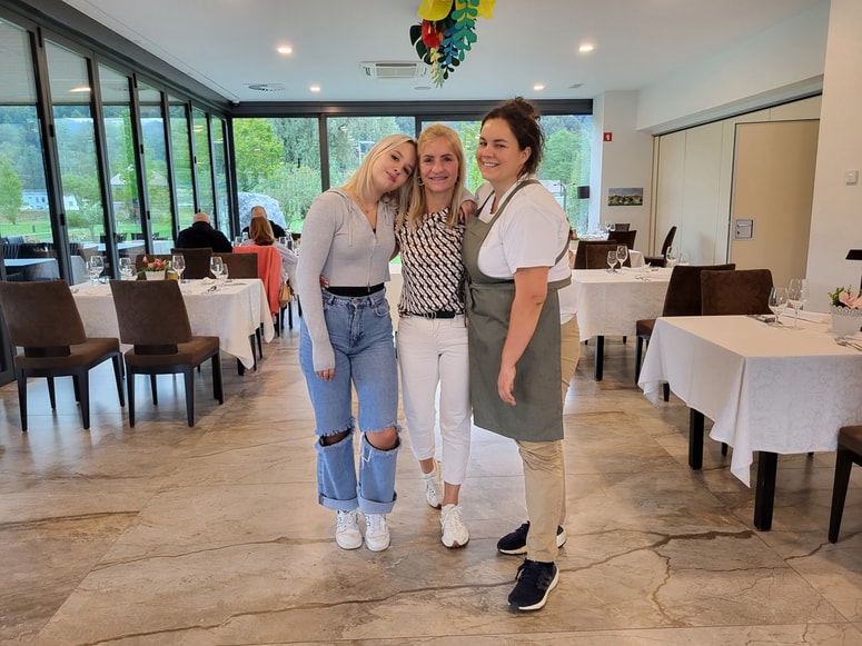 V Hotelu Korošica delajo tri dekleta družine Kanovnik.