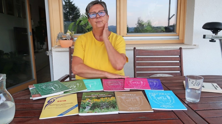 Sonja Vavken, predsednica zveze biodinamikov Slovenije, navkljub obsežni literaturi o najbolj izpopolnjenem kmetovanju priporoča začetek učenja in dela v kakšnem od šestnajstih biodinamičnih društev. 