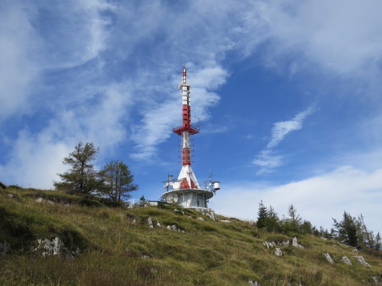 Oddajni center Plešivec na Uršlji gori je eden od simbolov Koroške. 