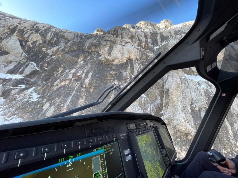 Posadka policijskega helikopterja dezurne ekipe Gorske resevalne zveze Slovenije je v soboto popoldne resevala tuja pohodnika, ki sta zaradi megle zasla s poti in obstala nad strmim skalnatim terenom.