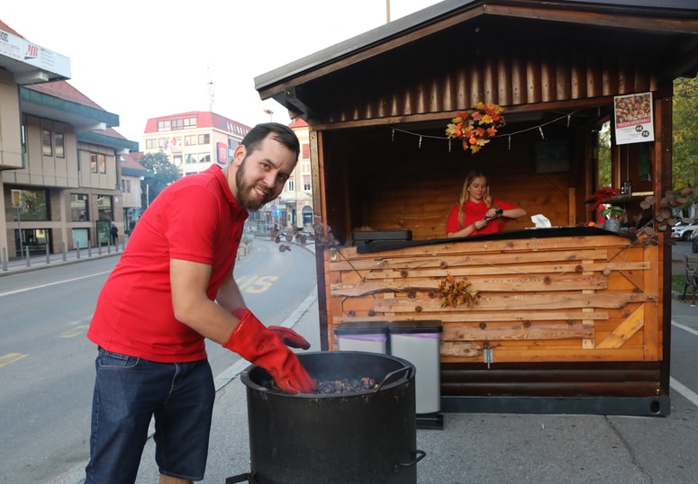 Gregor Bedrač peče kostanj v Mariboru že osem let. 