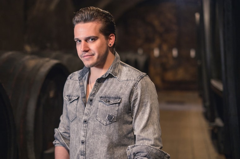 Kori je sprva okleval, ali se naj o pomoči sploh razpiše, da mu ne bi očitali samohvale. 