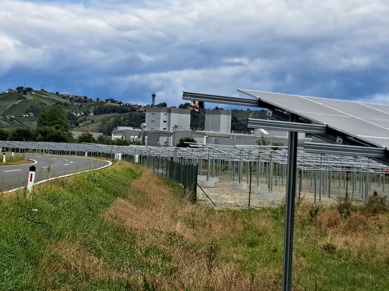 Pred lendavsko industrijsko cono nastaja "polje" sončnih panelov.