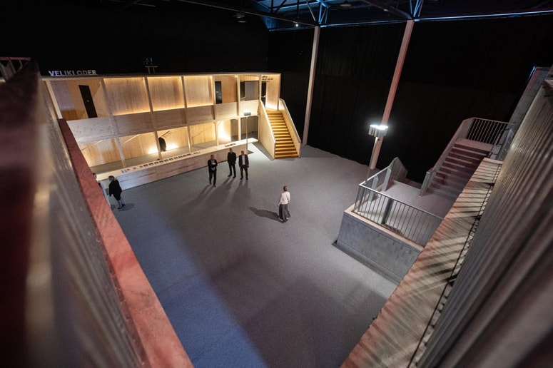 Glavni vhod v dvorano Velikega odra je oblikovan kot manjši pokriti trg in skupaj s klopjo ustvarja fasado na Ulici Alme Sodnik. 