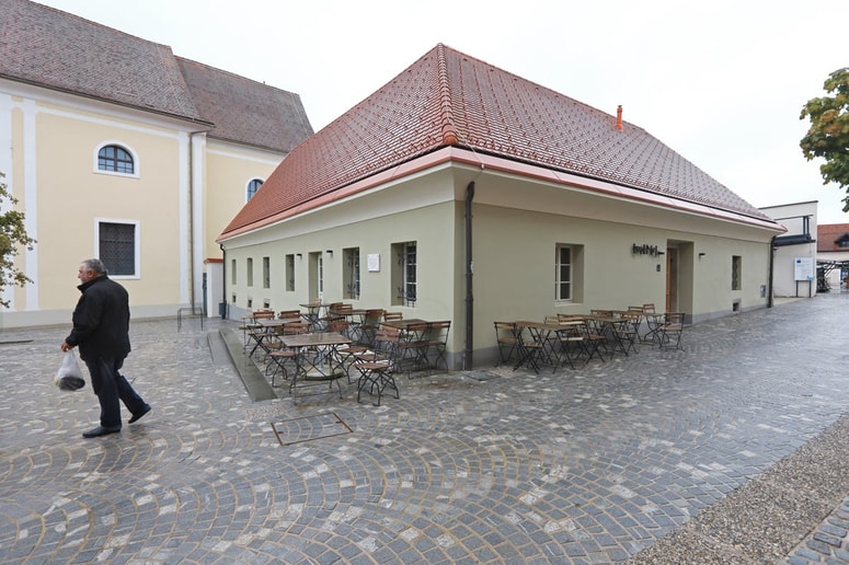 Kljub izzivom z delovno silo in vložkom v prenovo prostora se lastnik Marko Pec ni predal - Tri babe bodo ponovno odprle vrata. 