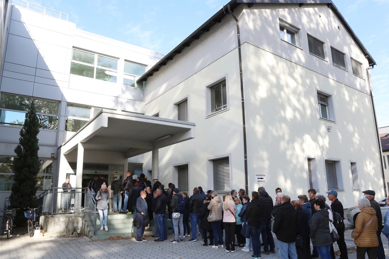 Marsikdo je zaman ure stal pred vrati zdravstvenega doma. 