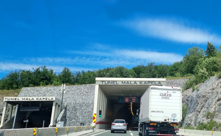 Nov sistem naj bi zagotovil več varnosti. Ali gre le za polnjenje proračuna? 