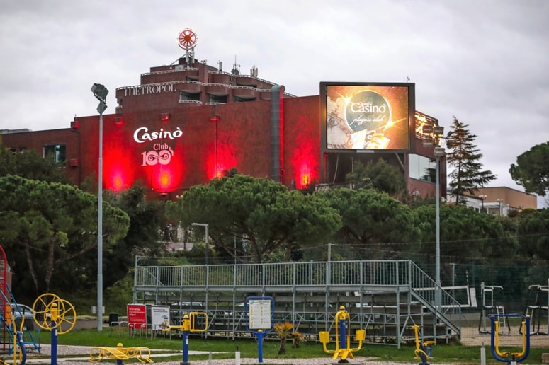 Letos mineva 111 let, odkar so blizu hotela Metropol ustanovili prvo igralnico, in 60 let, ko je občina na predlog Nina Spinellija sprejela odločitev o ustanovitvi igralnice Portorož. Z igralniškimi vlaganji so bili zgrajeni Avditorij Portorož, marina in letališče ter različna javna infrastruktura. 