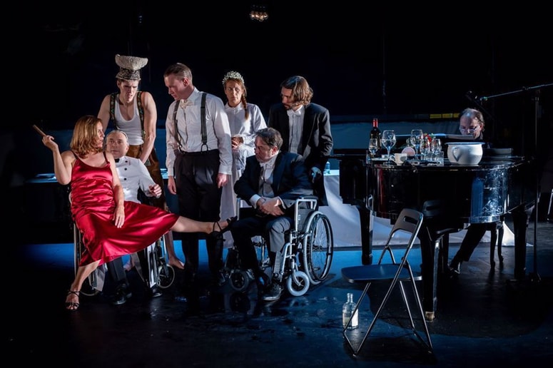 Glavna fotografija članka:(GLEDALIŠKA KRITIKA) Je komedija, ki se ji ne smejimo, dobra?