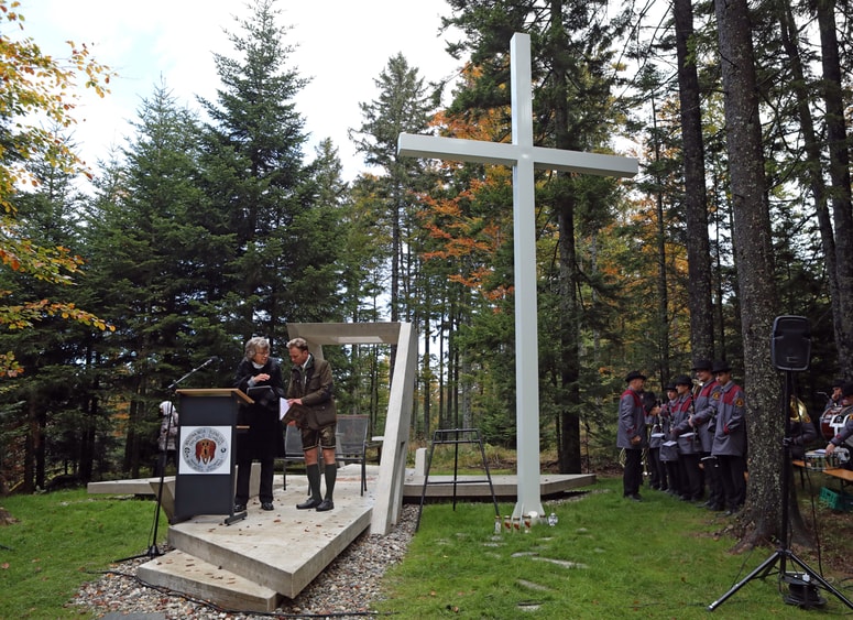 Obeležje pri množičnih grobiščih na Pohorju so odkrili s spominsko slovesnostjo, govori in kulturnim programom. 