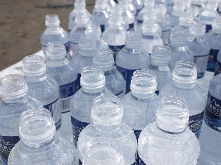 Voda v plastenkah je najbolje prodajana pijača na svetu.