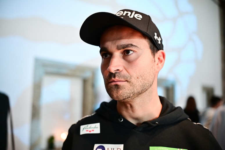 Robert Hrgota ima veliko razlogov za skrb, enega je pred četrto postojanko v Titisee-Neustadtu pustil kar doma. 