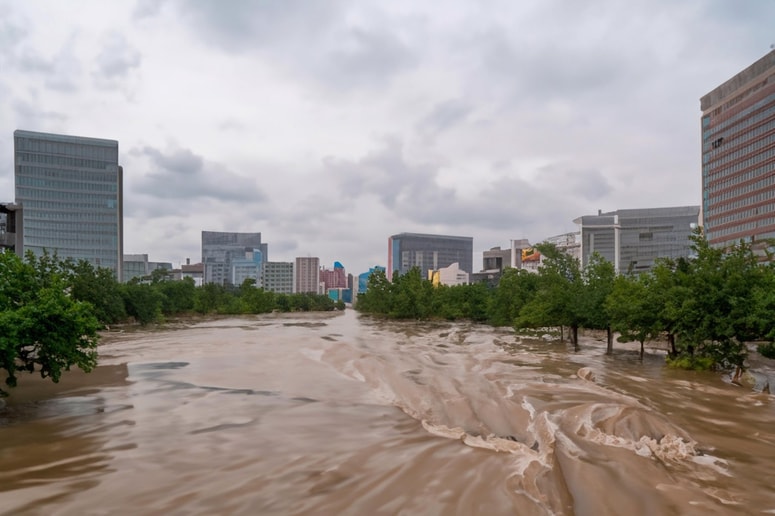 Glavna fotografija članka:(FOTO) Kirk začenja pohod po Evropi: "Ni več orkan, temveč tropska nevihta, toda ni tipična." Kje vse bo udaril?