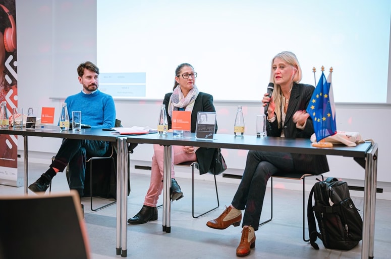 Predstavitev aplikacije Slavic Soundwalking na Avdiofestivalu: Saša Tabaković, filmski in gledališki igralec, dr. Biljana Žikić, radijska novinarka in voditeljica Kulturnega centra Danilo Kiš, in Jelena Remetin, avtorica aplikacije, vizualna umetnica in voditeljica umetniške organizacije YELO iz Zagreba 