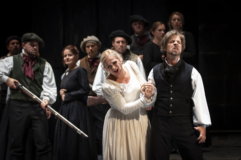 Nina Dominko in Martin Sušnik v razjedajoči bolečini kot nesojena ljubimca sredi mračnih spletk 