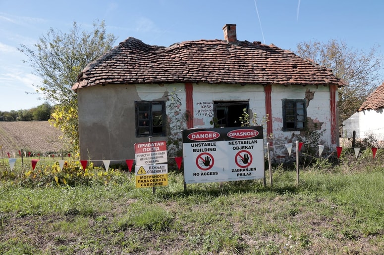 Opozorilne table pred hišami, ki jih je odkupil Rio Tinto 
