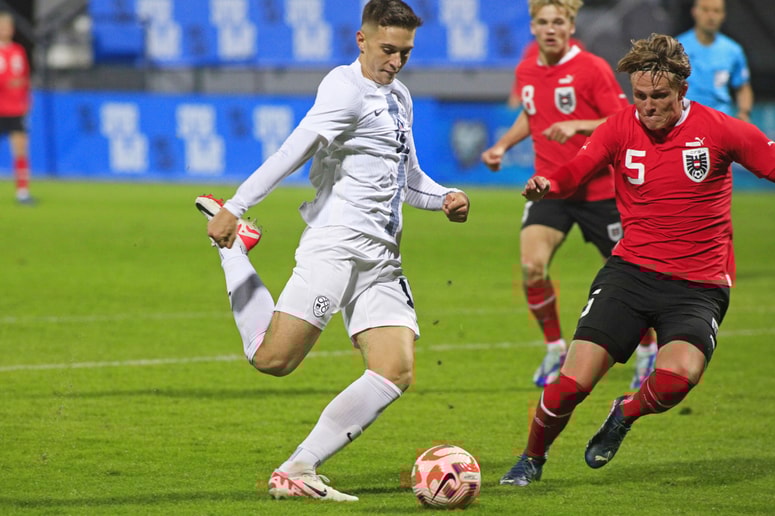 Glavna fotografija članka:Slovenski nogometni upi remizirali v Avstriji