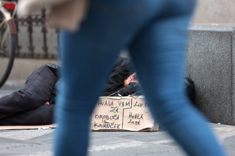 Resno materialno in socialno prikrajšanih je bilo lani 41 tisoč prebivalcev Slovenije.