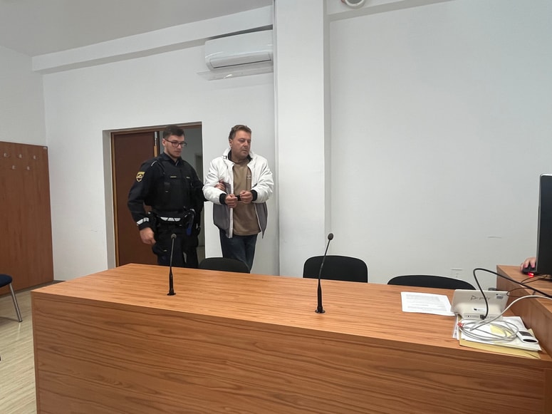 Zvjezdana Radonjića so v sodno dvorano okotbra lani policisti privedli z lisicami na rokah. 