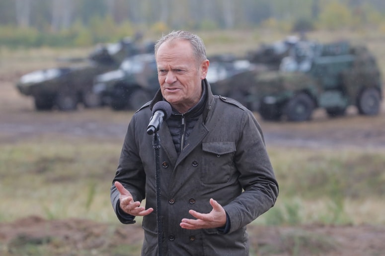 Poljski premier Donald Tusk. Fotografija je z lanske jesenske vojaške vaje na severu države. Poljska meji na Belorusijo, Ukrajino in rusko eksklavo Kaliningrad.
