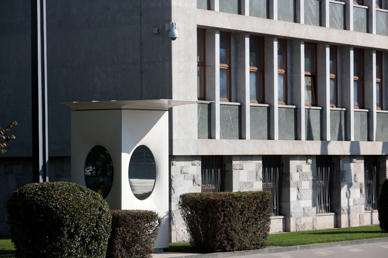 Dva tedna imajo policisti ob parlamentu novo "domovanje". 