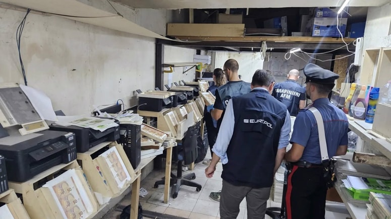 V Italiji sta bili odkriti dve tiskarni denarja.