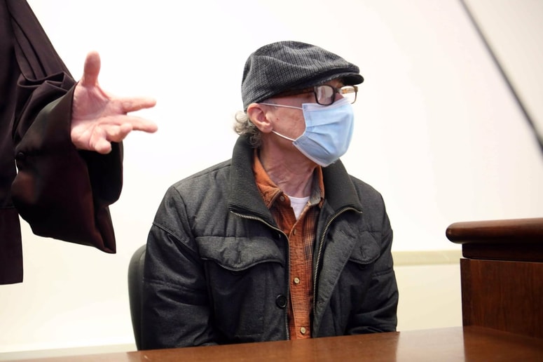 Izrek šestnajstletne zaporne kazni zaradi napeljevanja k umoru je obsojeni Michel Stephan mirno poskušal. 