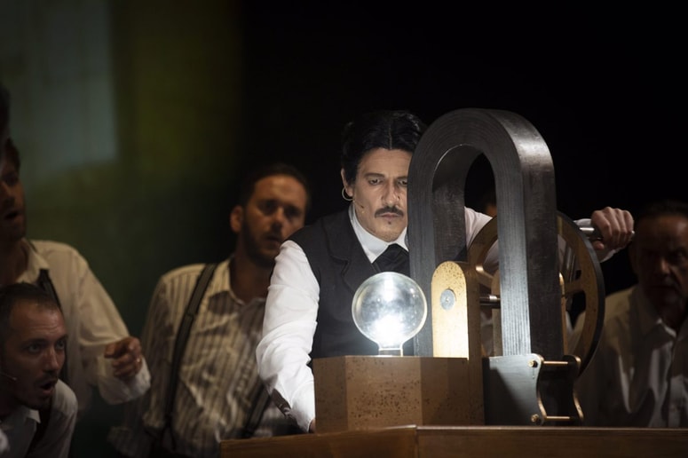 Sebastijan Čelofiga kot skrivnostni in znanosti predani Nikola Tesla

