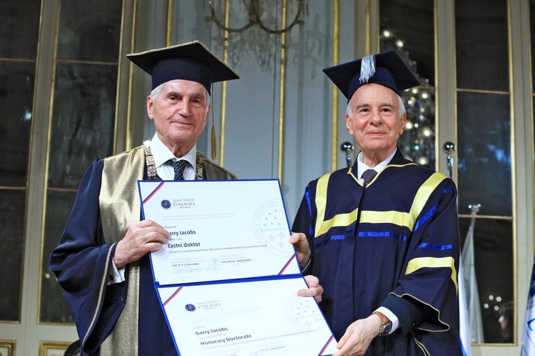 Ludvik Toplak s predsednikom Svetovne akademije umetnosti in znanosti Garryjem Jacobsom, zdaj tudi častnim doktorjem Alme Mater