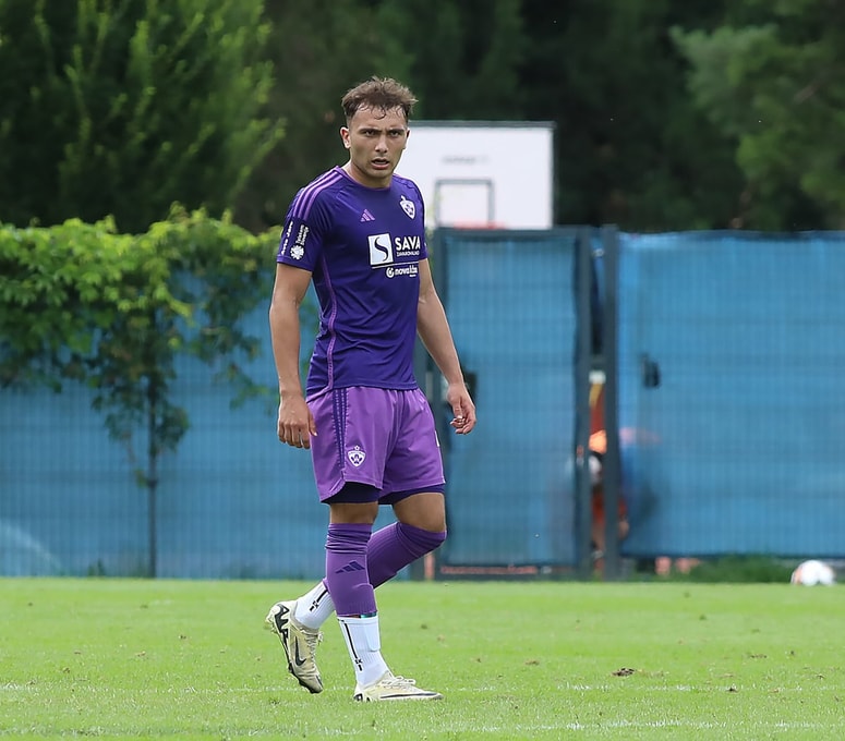 Adam Rasheed poveljuje vijoličasti mladinski obrambi.