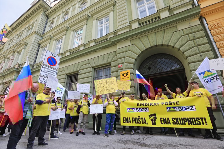 Poštna sindikata SDPZ in SPD bosta odločitev o morebitnem zaostrovanju stavkovnih zahtev po spomladi zamrznjeni stavki (na fotografiji majski protest pred sedežem Pošte Slovenije v Mariboru) sprejela v prvem tednu novembra. 