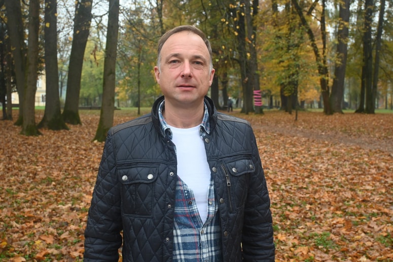 Peter Naglič: "Naravne nesreče po svetu pretresajo, kot tudi, da mora toliko ljudi umreti zaradi poprejšnjih posegov v naravo, okolje. Soočeni smo s klimatskimi spremembami, ki ne bi bile potrebne do te mere, če ne bi človek toliko posegal v okolje." 