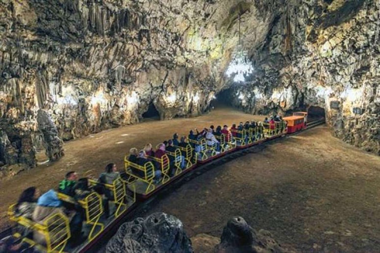 Postojnsko jamo si ogleda vse več obiskovalcev. Toda v veliki večini gre za tujce. 