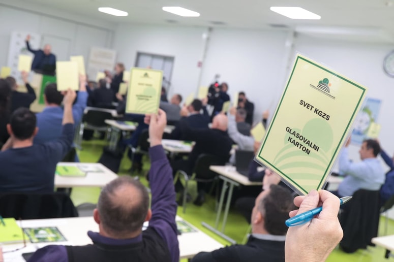 Več kot tisoč pravnih oseb izstopilo iz članstva v Kmetijsko gozdarski zbornici Slovenije. 