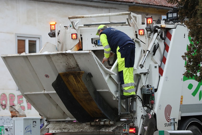 Glavni krivec za neizpraznjene zabojnike je material, ki ga vsi dobro poznamo. Fotografija je simbolična. 