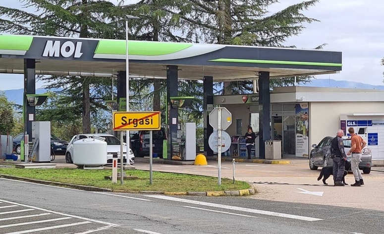 Molova črpalka. Bankomat je postavljen na zid proti Kopru, tako da je še dodatno skrit pred pogledi domačinov ali voznikov, ki se peljejo mimo. 