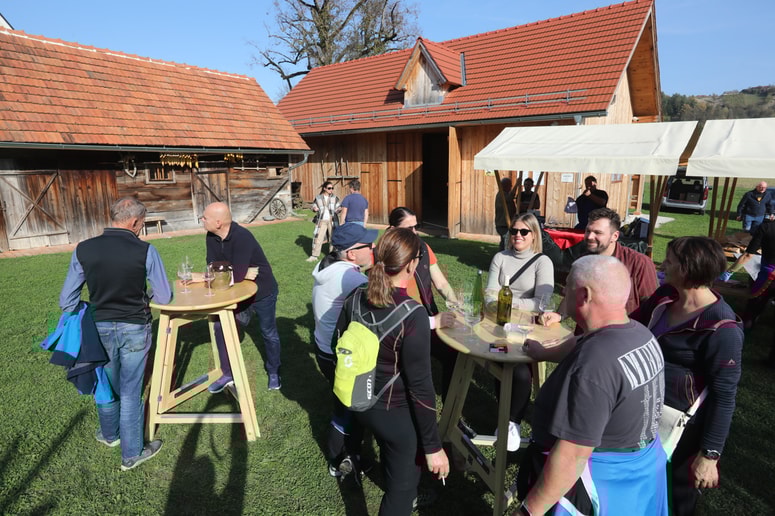 "Pravijo, da bi lahko bile Haloze druga Toskana. Upamo, da bo res tako," o razvijanju turistične podobe Haloz na sončno soboto v Cirkulanah razmišljajo tisti, ki so se na vzhodni del podali z avtobusom. Ni jih bilo malo. 