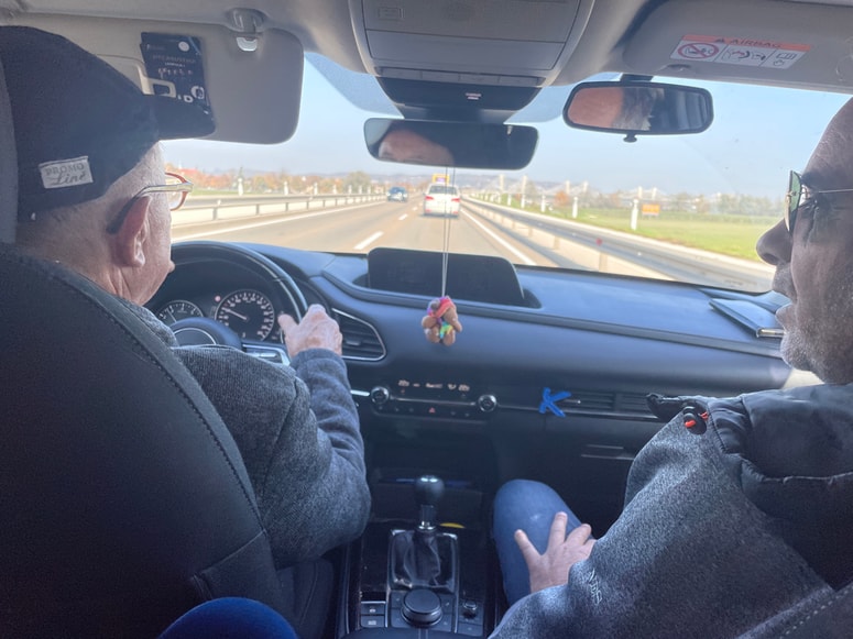 Na usposabljanju starejših se najbolj posvečajo vožnji po avtocesti in v krožnemu prometu, kjer imajo starejši še največ težav, sploh v dvopasovnih krožiščih. 