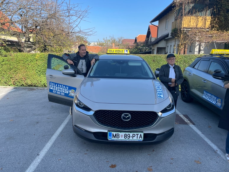 Rudi Gabrovec in njegov inštruktor varne vožnje Bogdan Sitar: Vedno je razlika med šolsko vožnjo in tem, kako vozimo v praksi, a se moramo šolski vožnji čimbolj približati. 
